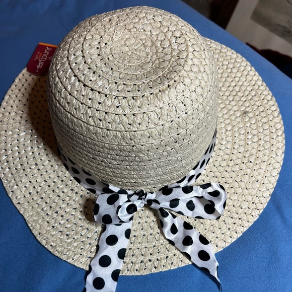 Ladies small straw sun hat. Not for a larger head . - Picture 3 of 4